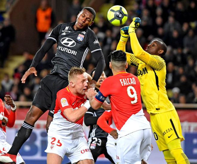 清晨德国杯传出新动向；里昂内部沟通；管理层表态：压力陡增；临场指挥获称赞的简单介绍